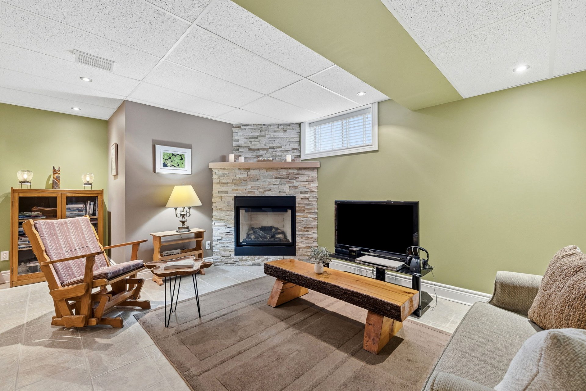 Salle familiale - au sous-sol avec foyer au Gaz