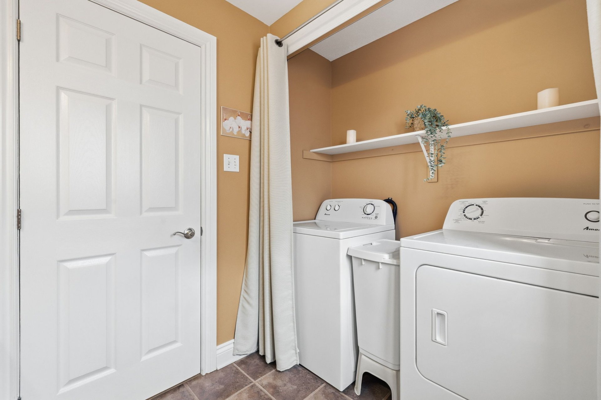 Salle d'eau - laveuse sécheuse au rez-de-chaussée