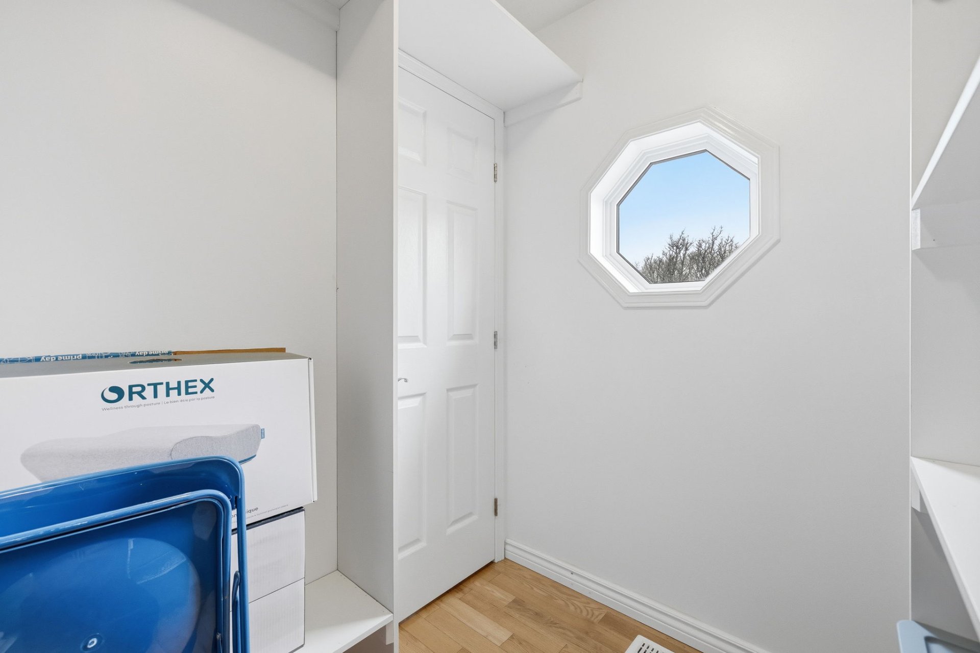 - dans chambre principal avec fenêtre