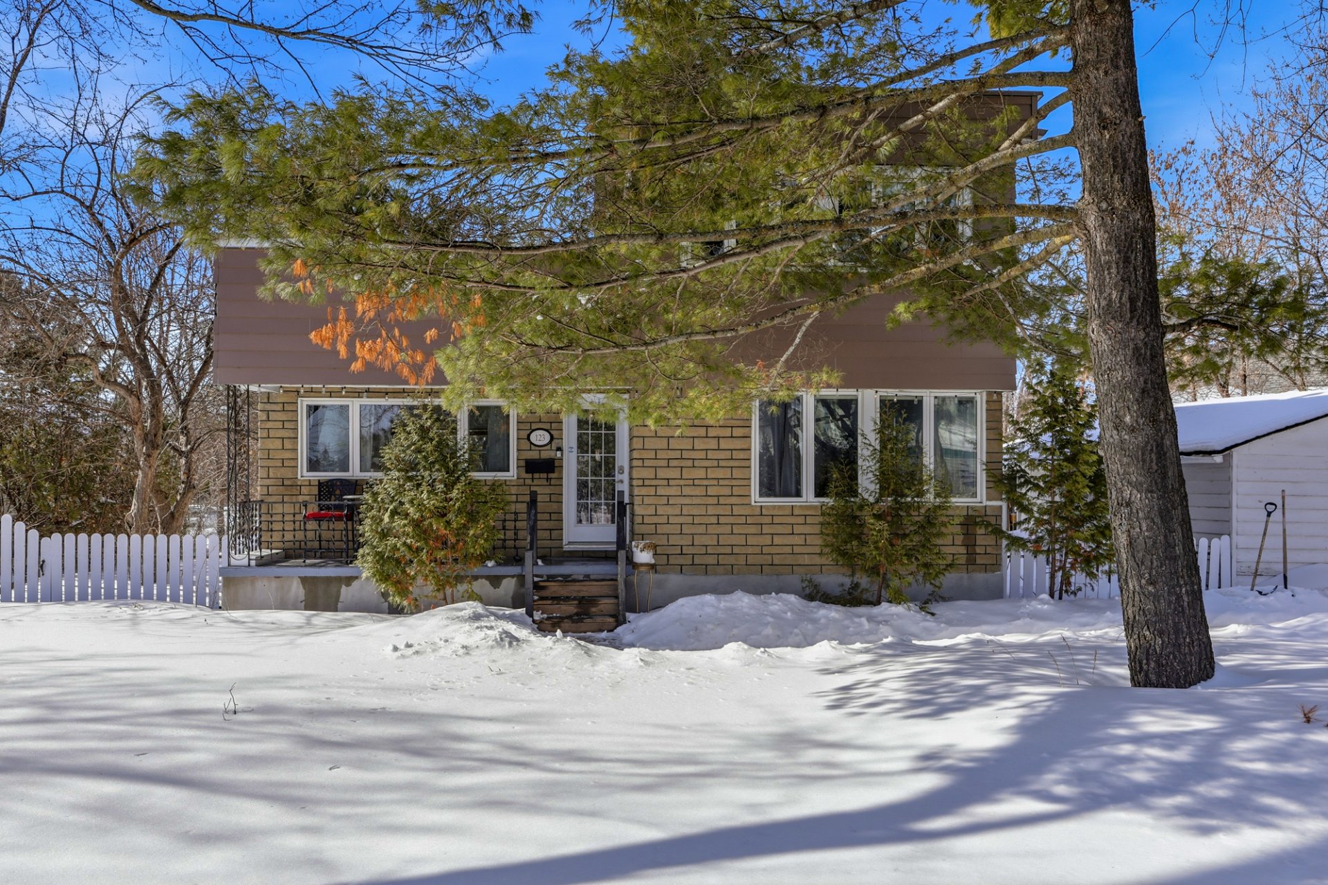 123 Av. Frank-Robinson 