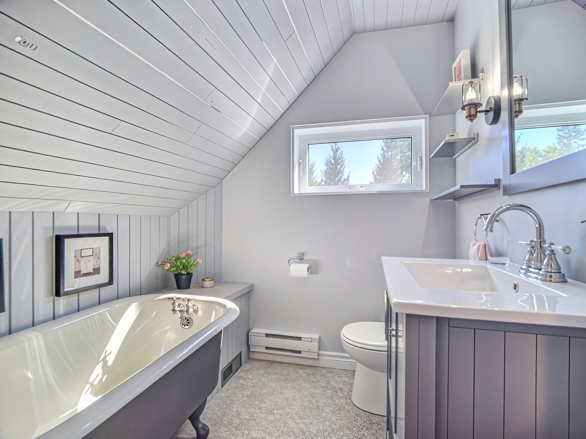 Bathroom (1st floor)
