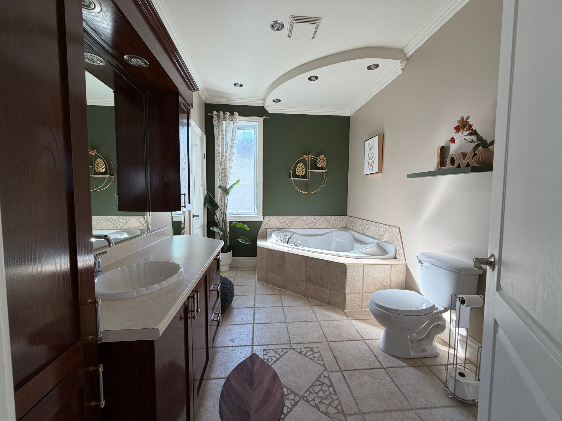 Ensuite bathroom