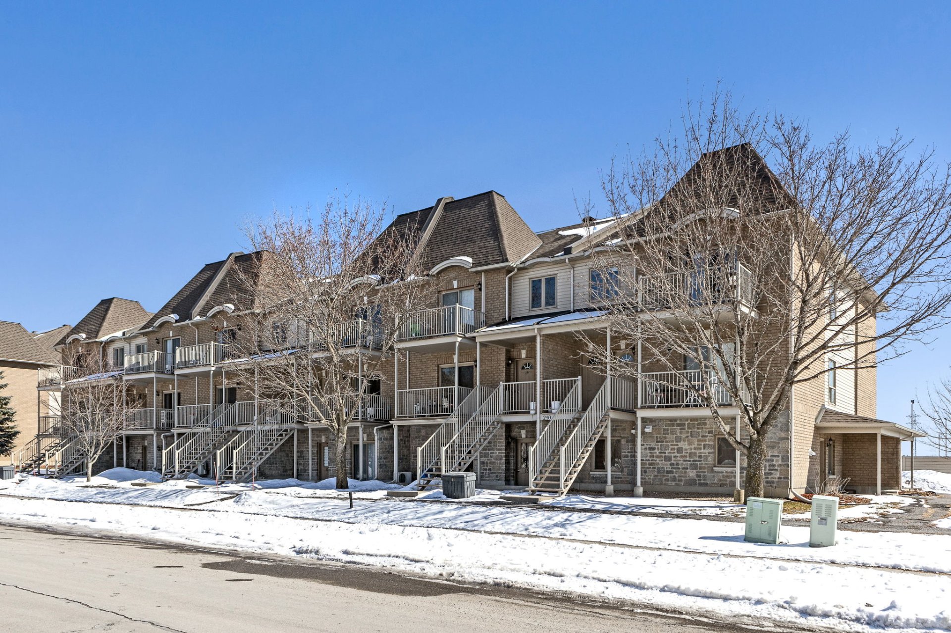 240 Rue Henri-Matisse 8