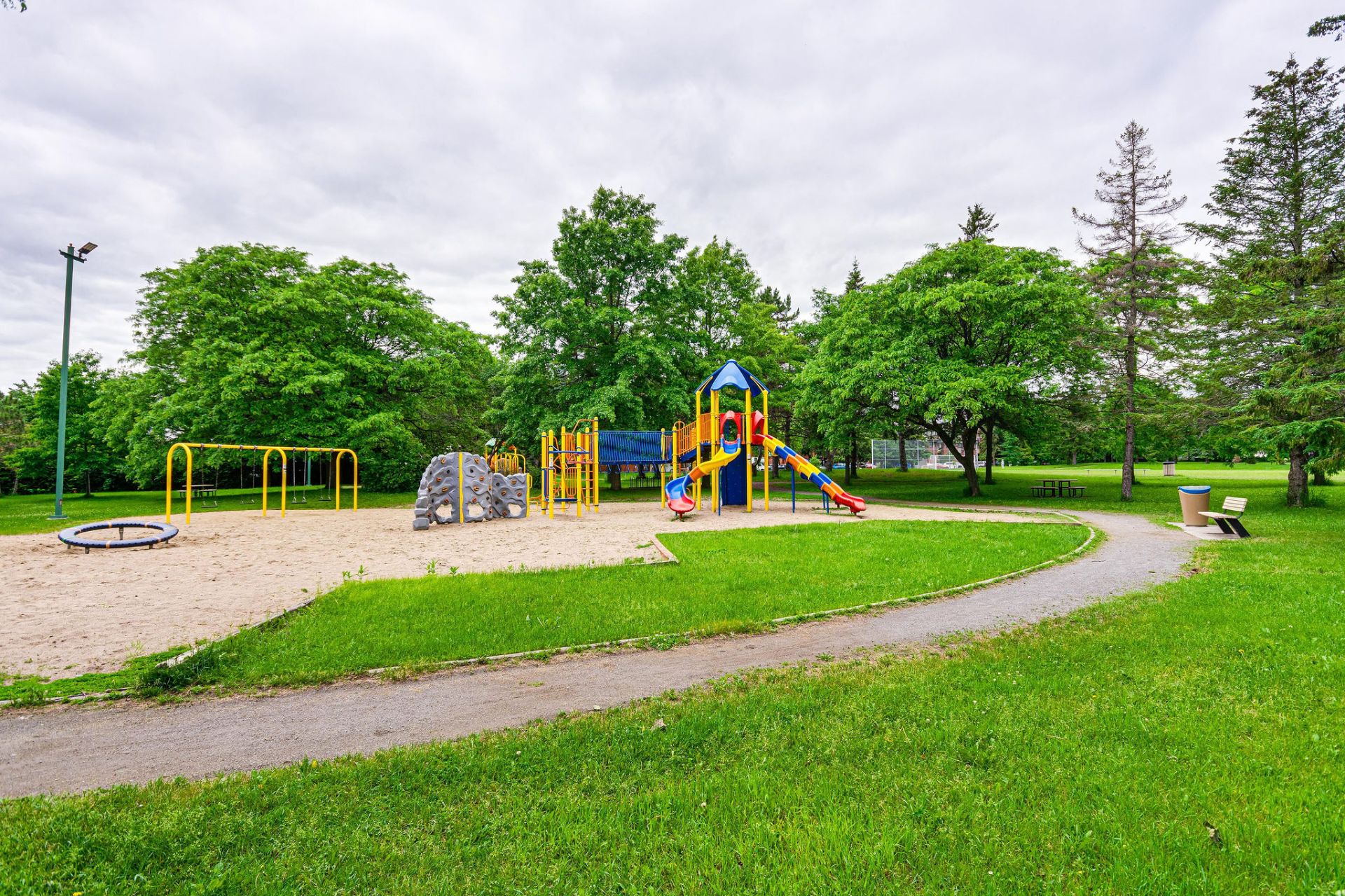 Nearby - Des Ormes park