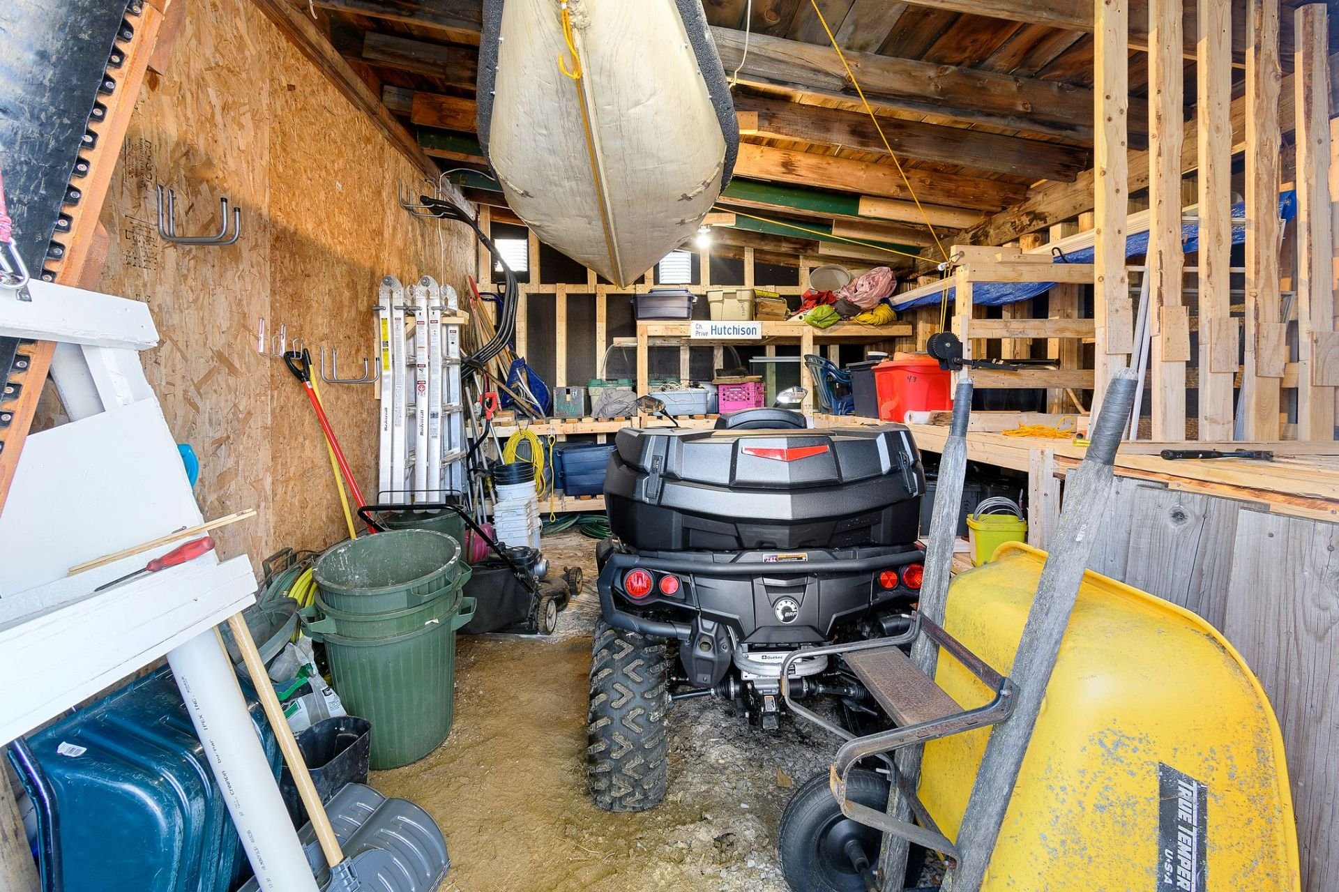 Rangement - À l'arrière du garage.