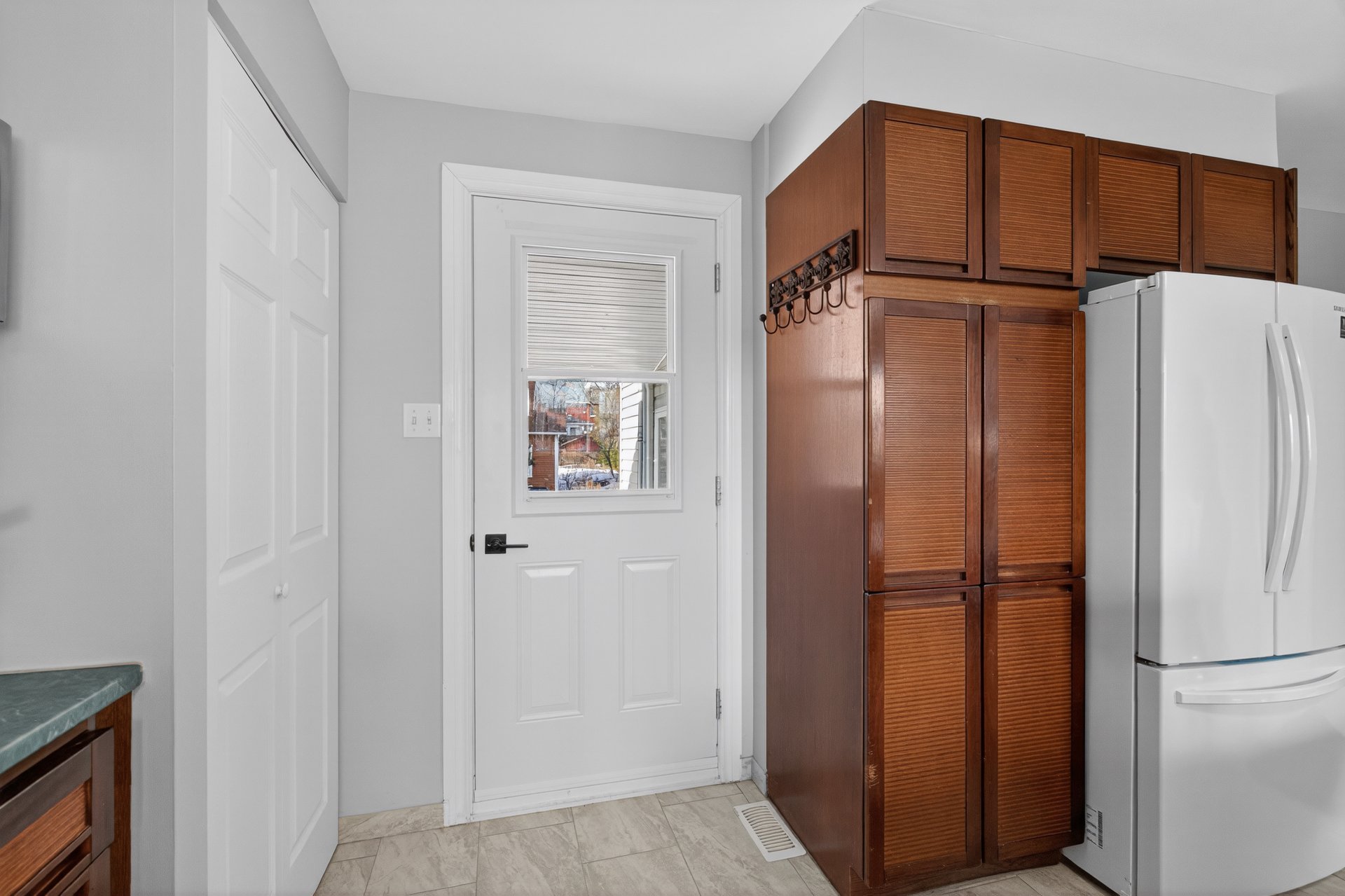 Hall d'entrée - Sortie vers la cour arrière - Unité B