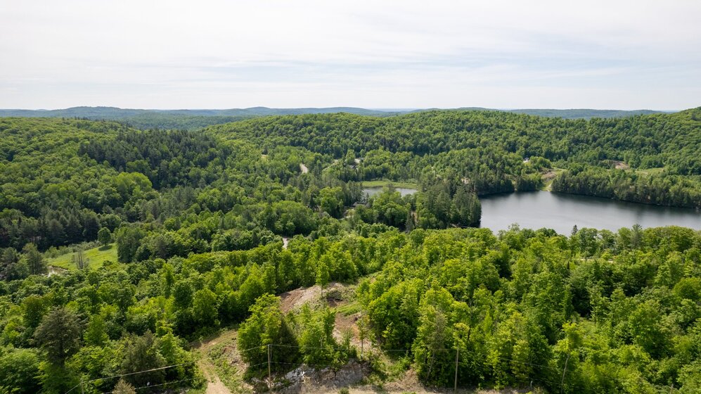 Vue - Vue du terrain, le lac et la valeeé qui l'entour.