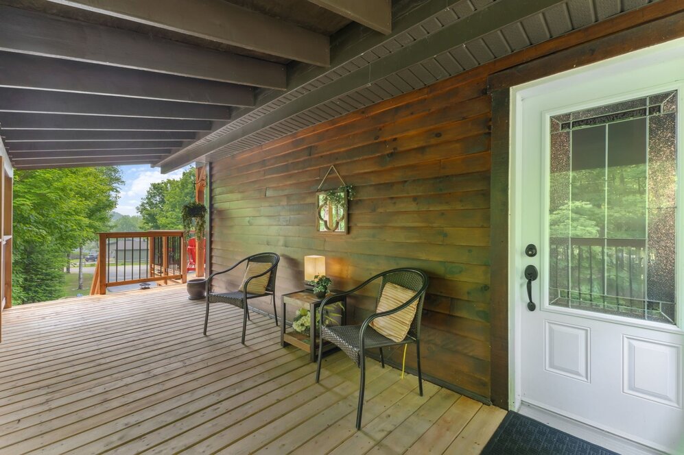 Balcon - Accès de la cuisine au balcon partie recouverte.