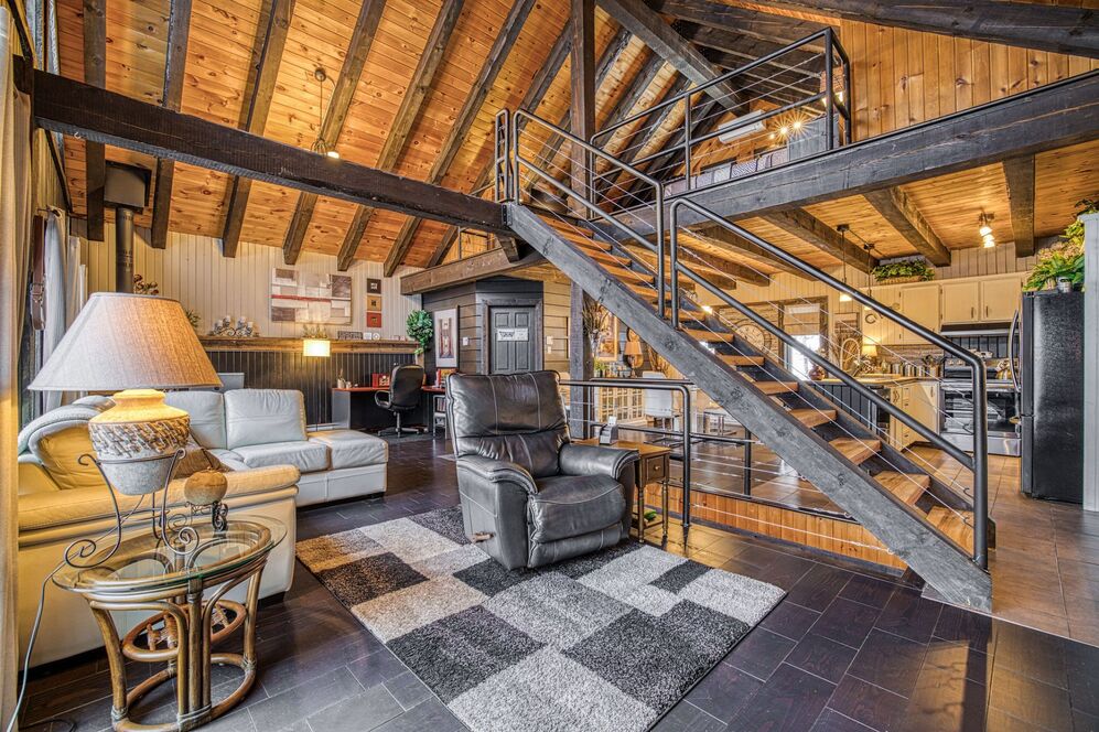 Salon - Escalier pour chambre à coucher principale