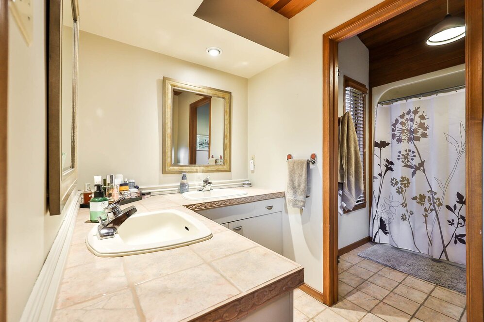 Salle de bains - Partie avant avec 2 lavabos