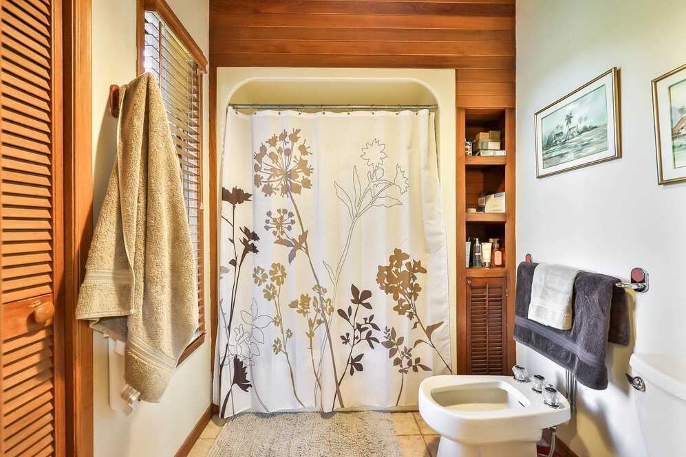 Salle de bains - Partie arrière, bain, bidet et toilette