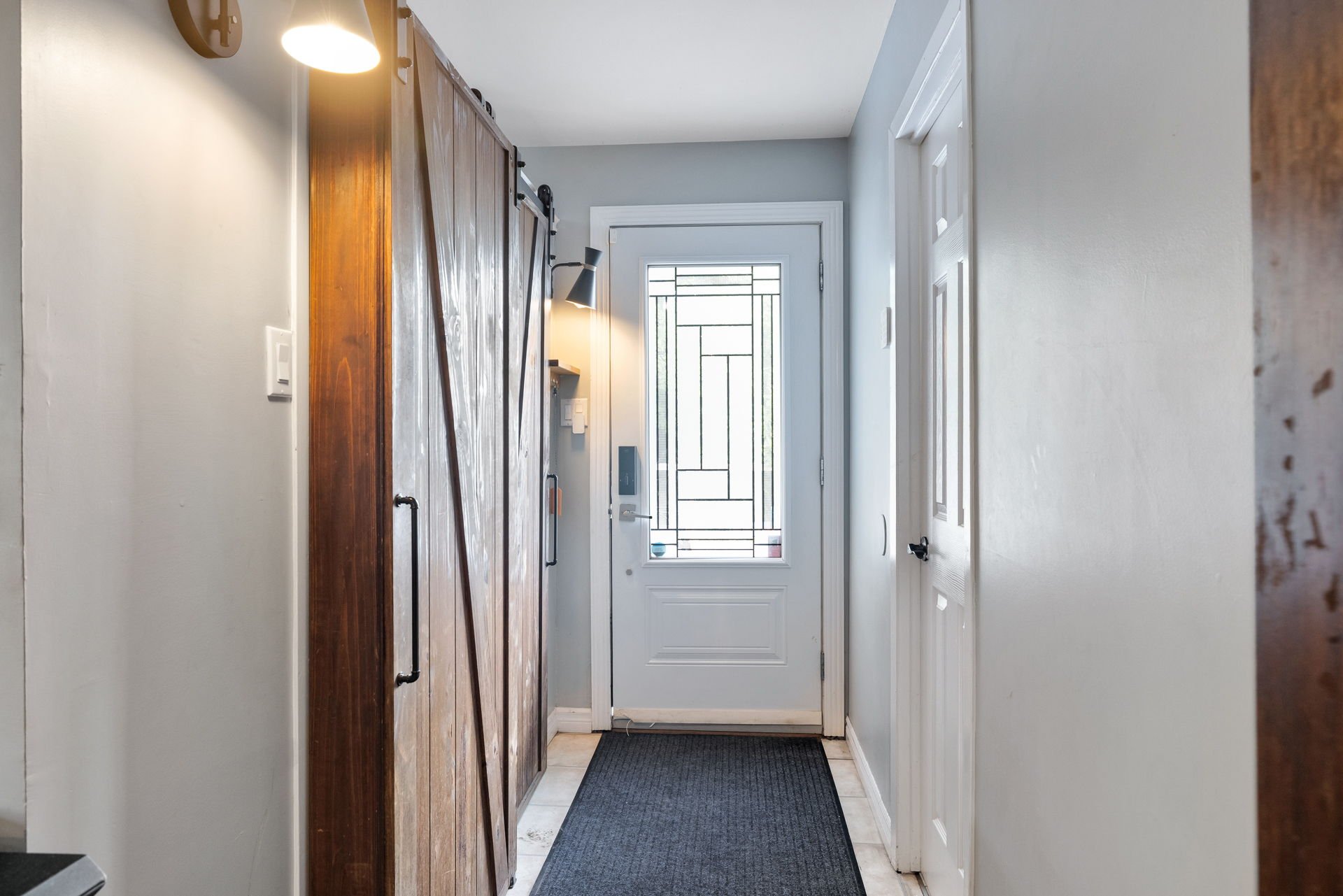 Hall d'entrée - Entrée donnant accès à la terrasse du côté