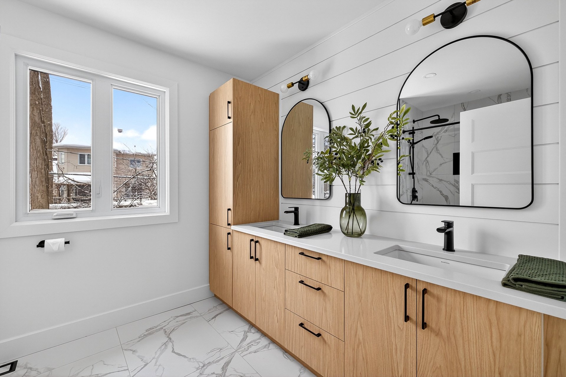 Bathroom - 2 sinks and 2 in 1 bath-shower