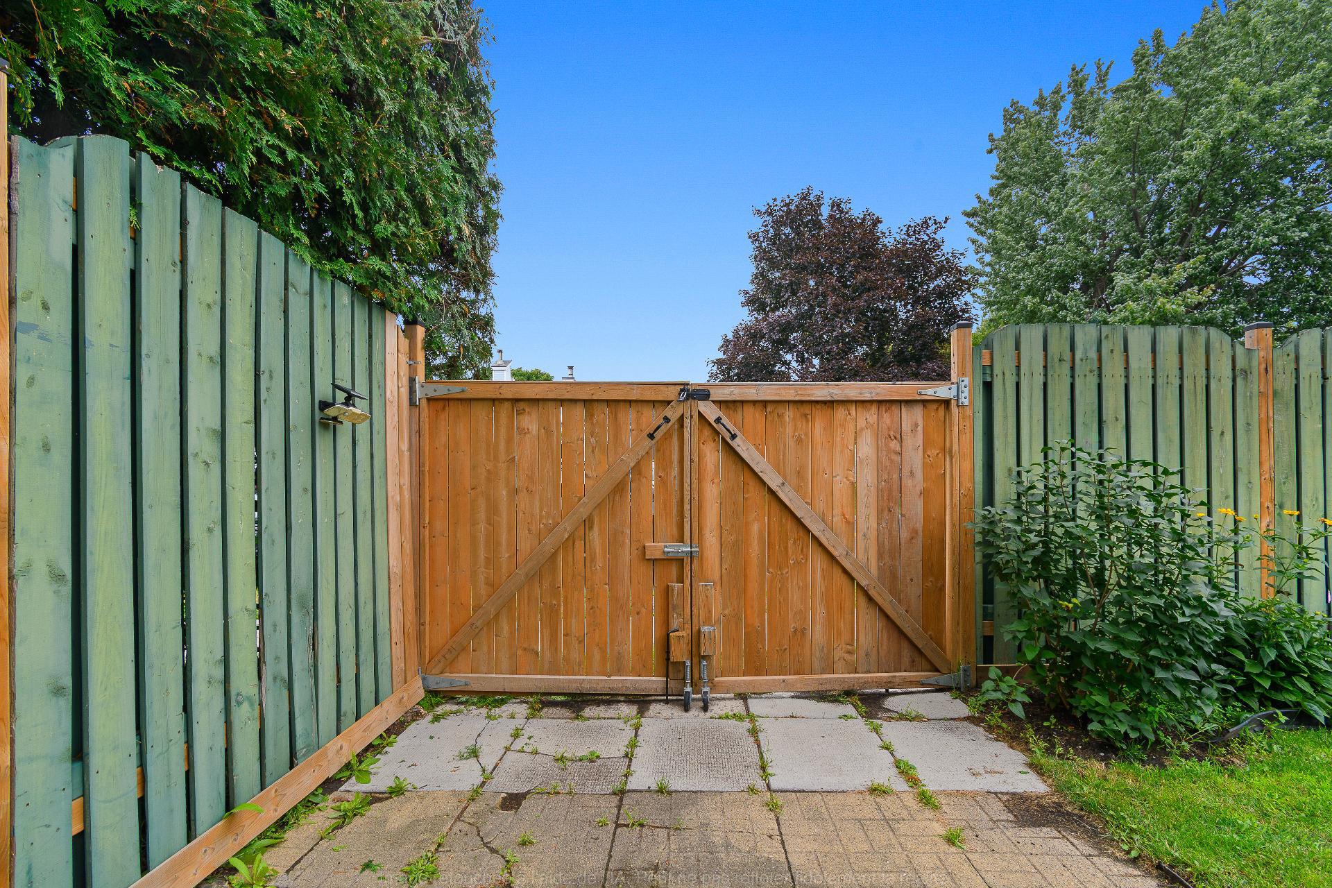 Access to the backyard