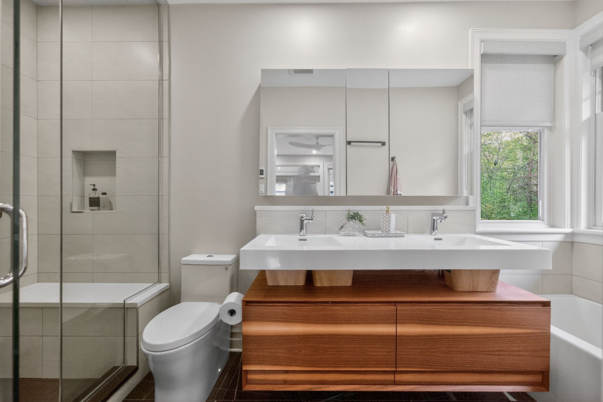 Salle de bains attenante à la CCP - vers la chambre principale au niveau principal