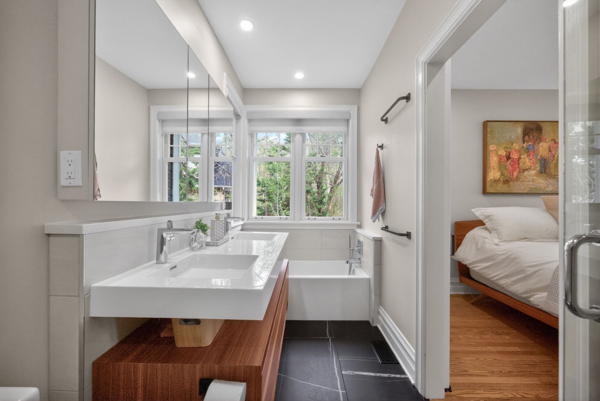Salle de bains attenante à la CCP - vers la chambre principale au niveau principal