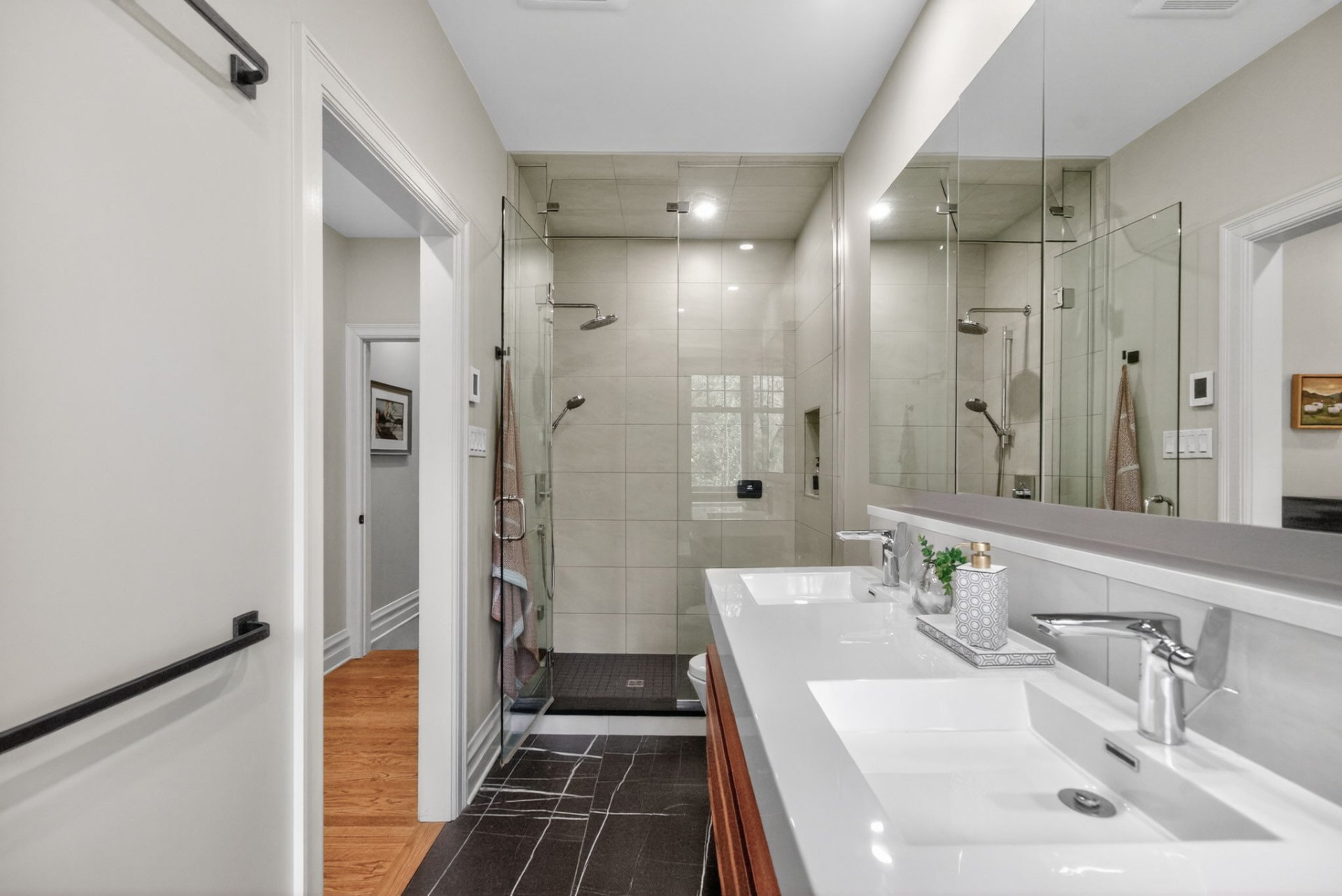 Salle de bains attenante à la CCP - vers la chambre principale au niveau principal