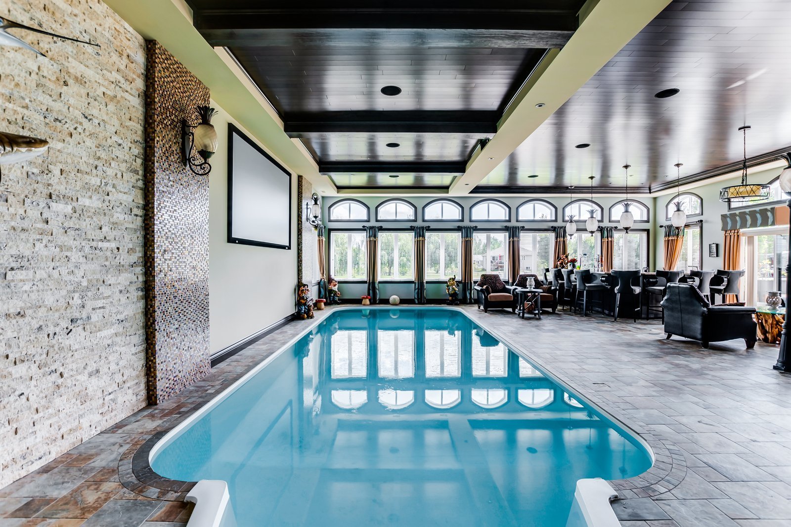 Autre - Piscine creusée intérieure chauffée