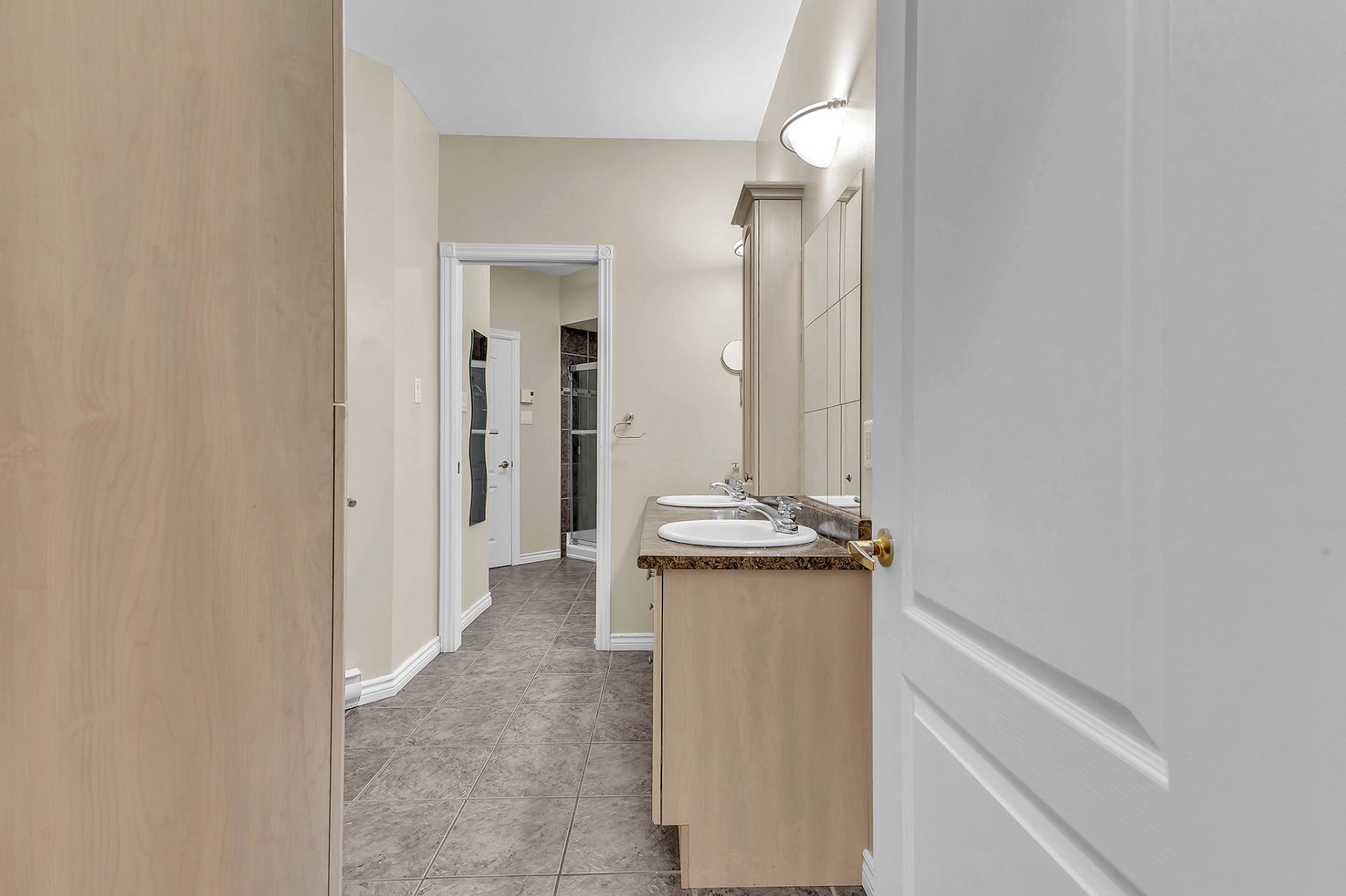 Salle de bains - attenante à la salle de bain de la CCP