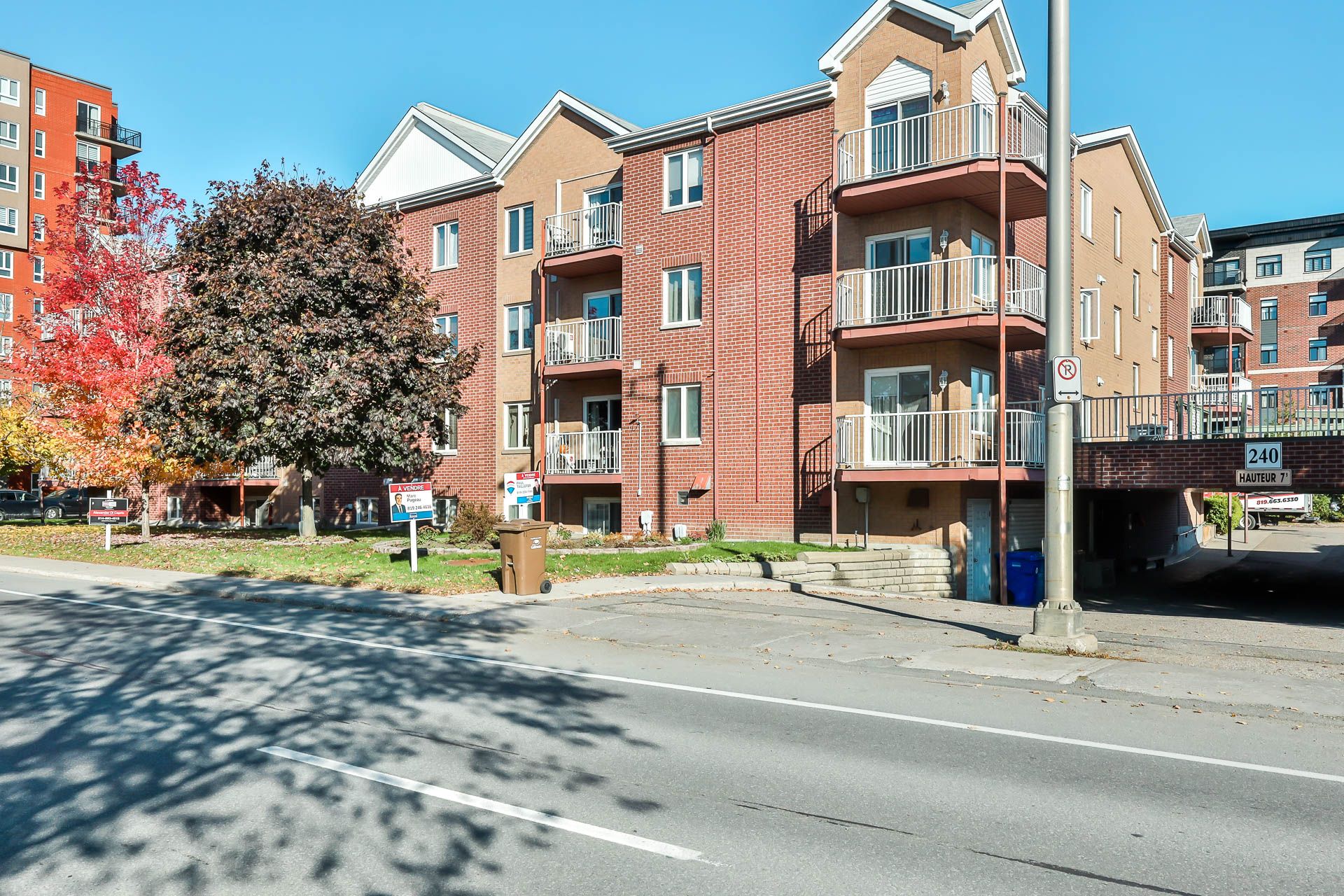 240 Boul. de l'Hôpital 18