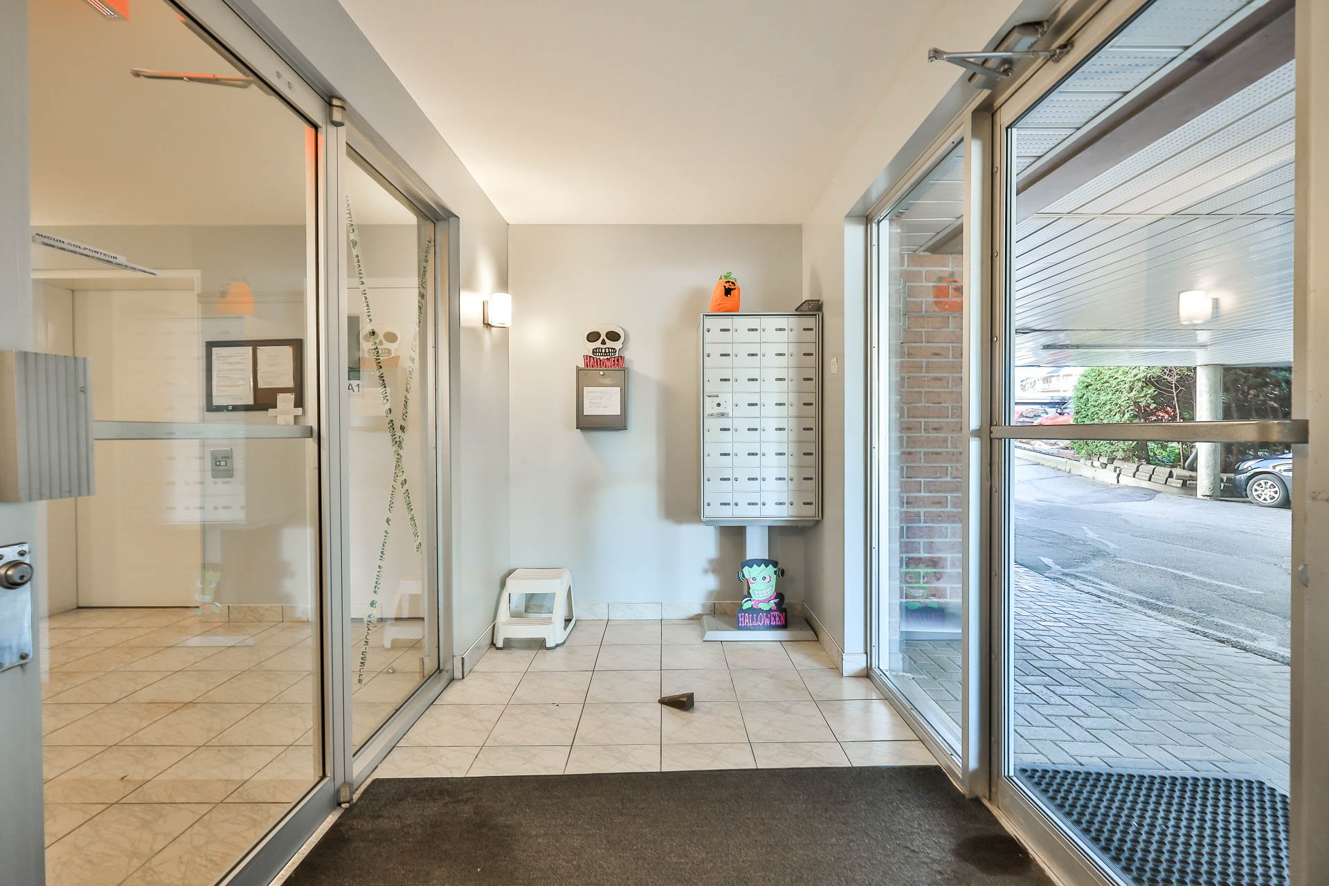 Entrée extérieure - Boîtes aux lettres