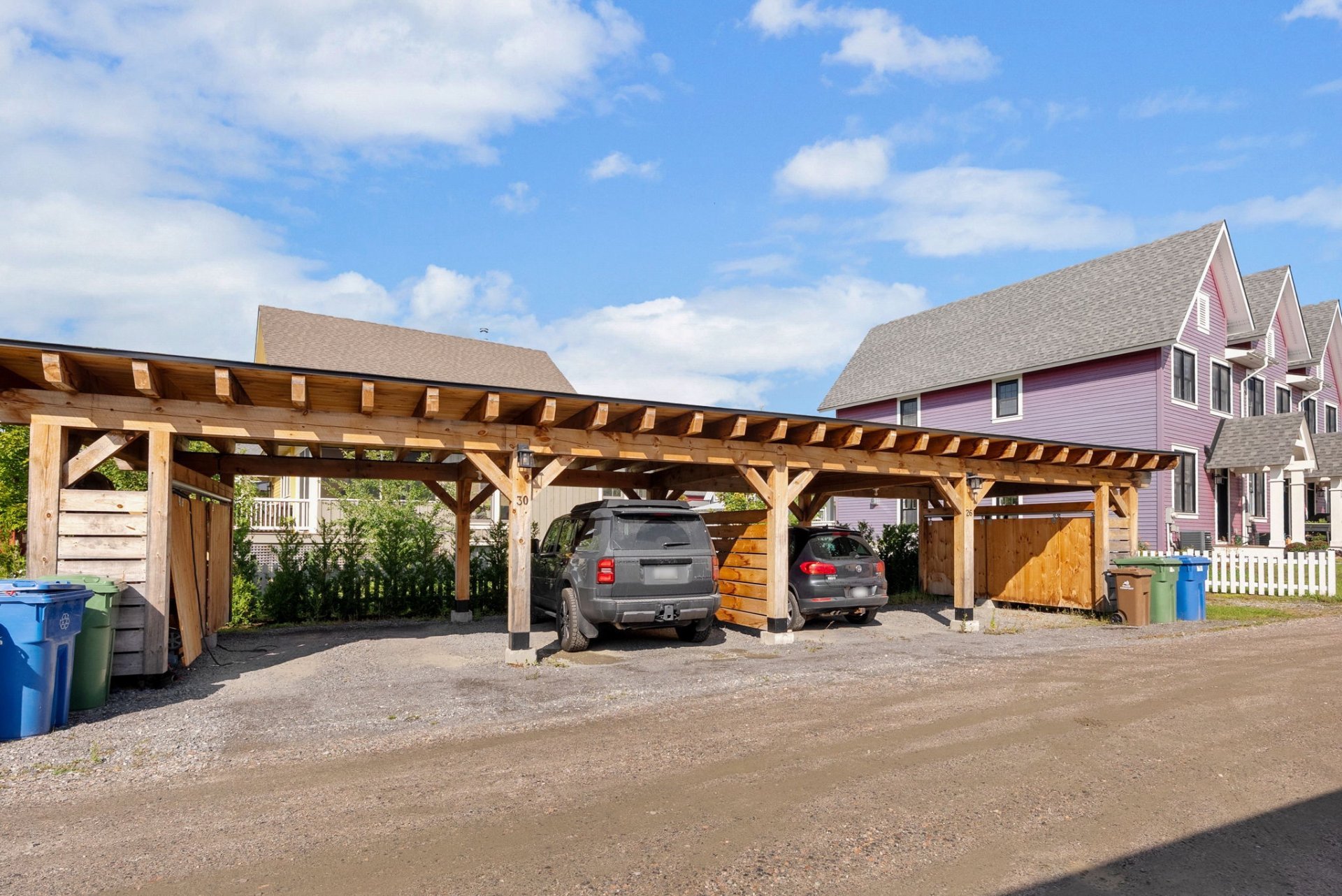 Stationnement - 2 places de parking couvertes / rangement.