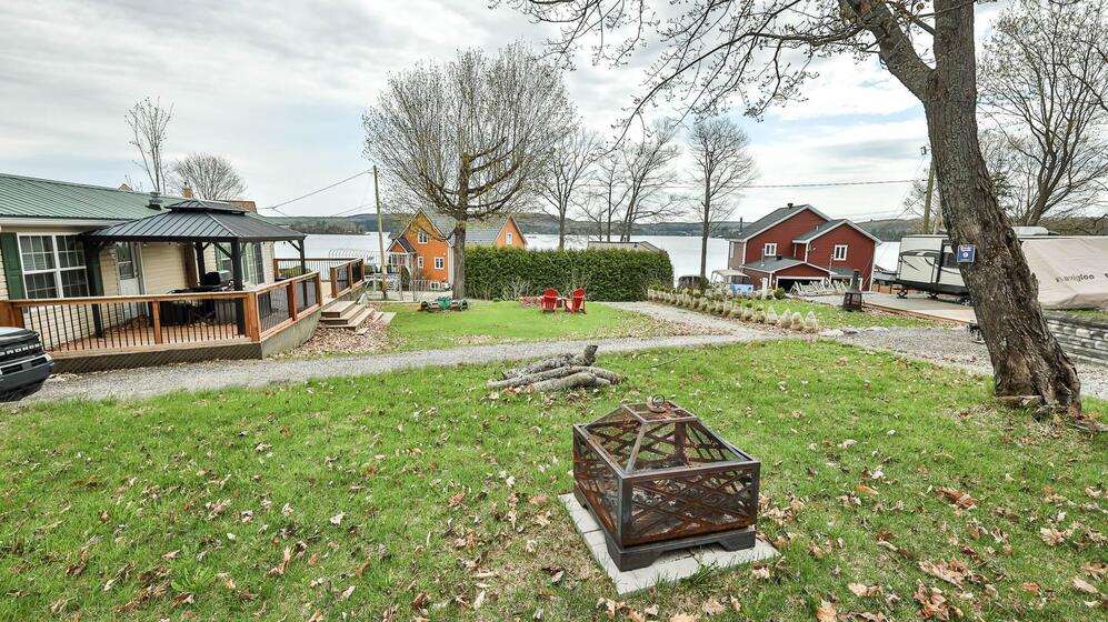 Autre - Cour - vue sur l'eau