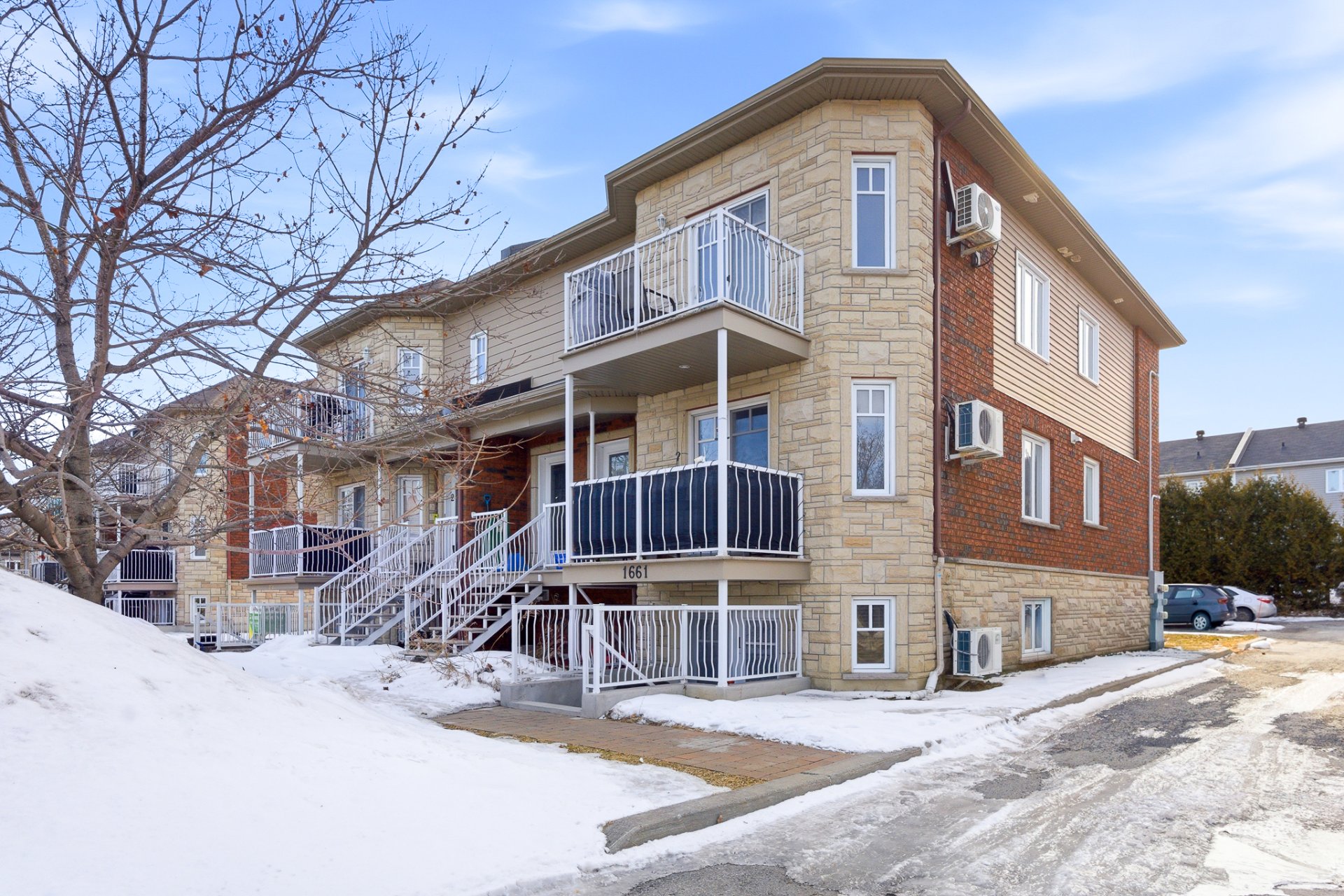 1661 Boul. St-René E. 1