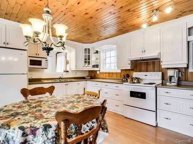 Kitchen - Previous picture, the furniture is diffrent