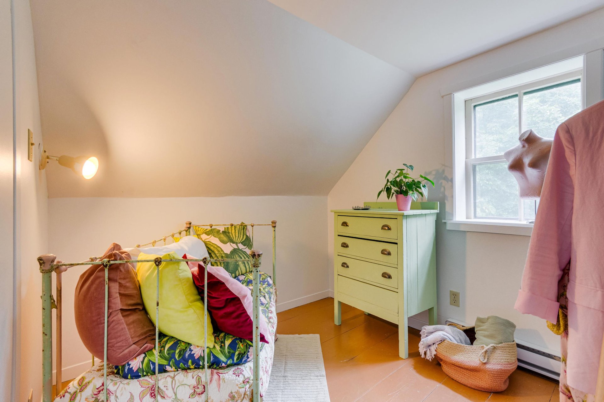little bedroom / office