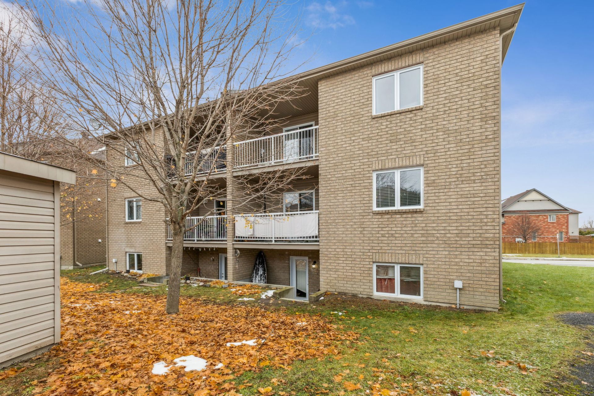 Face arrière - Balcon privé au 2ième étage