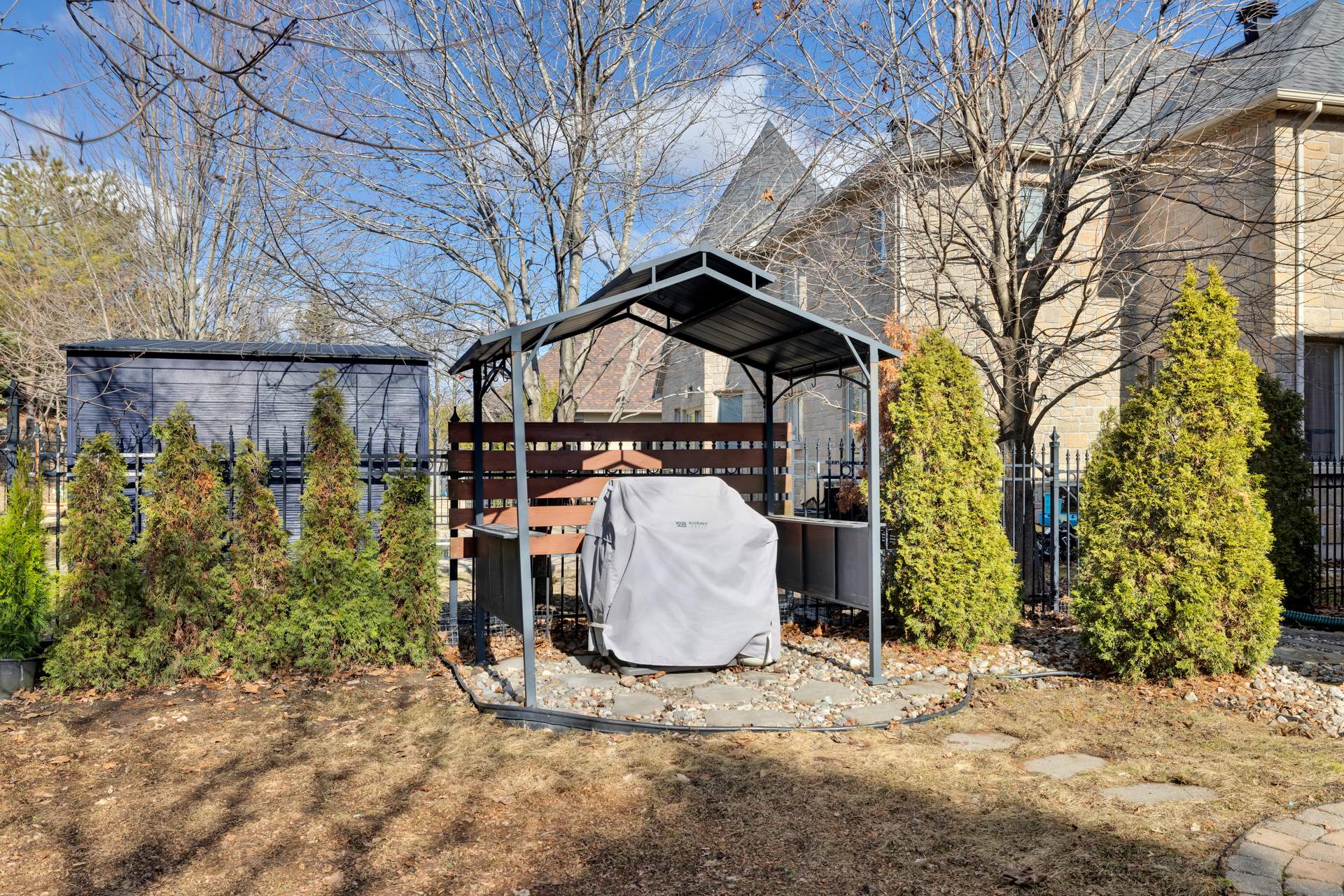 Cour - Abri barbecue