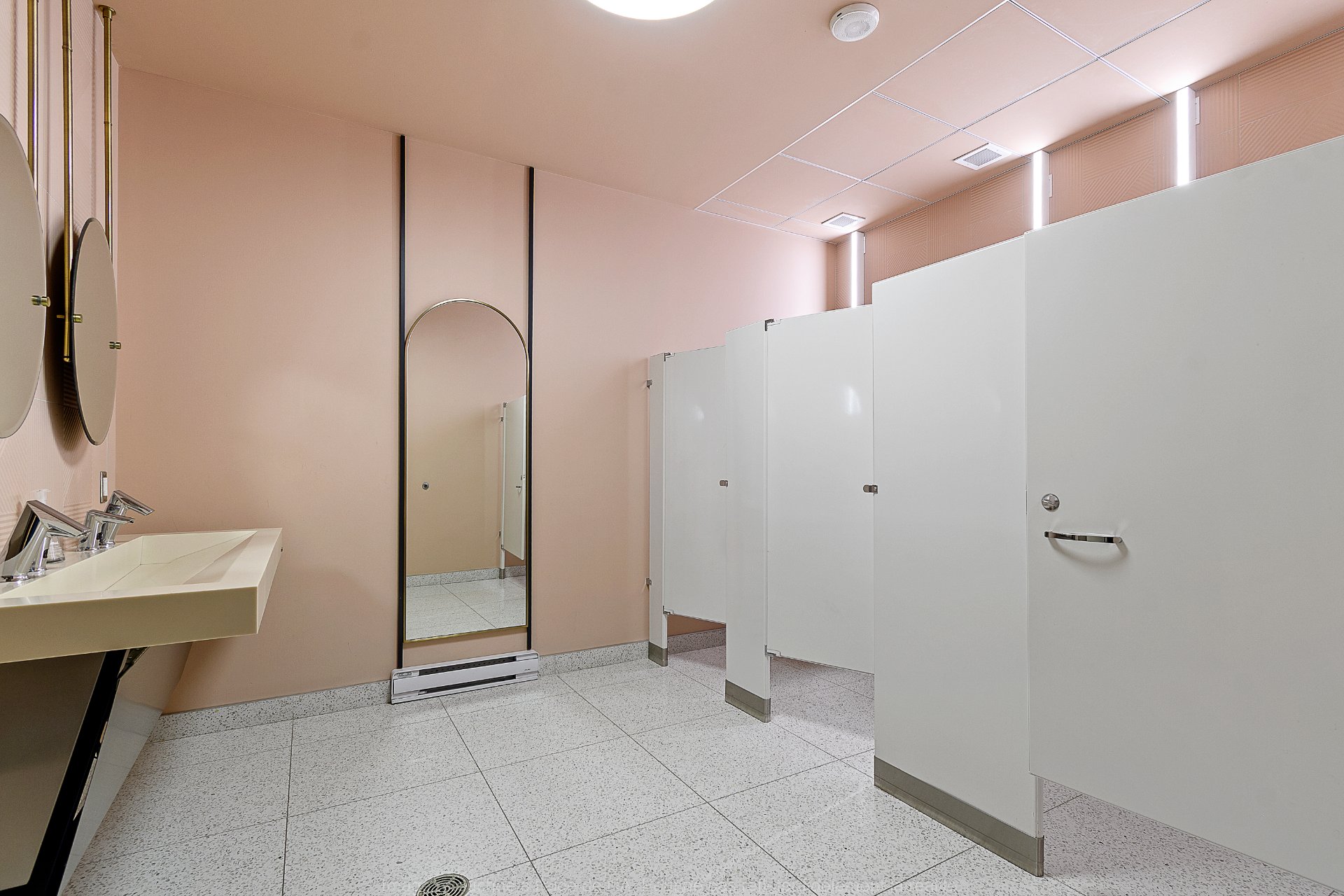 Toilettes communes sur l'étage