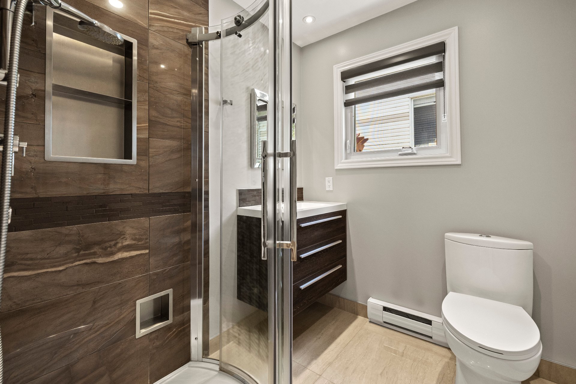 Salle de bains - Salle de bain du rez-de-chaussée a été rénovée!