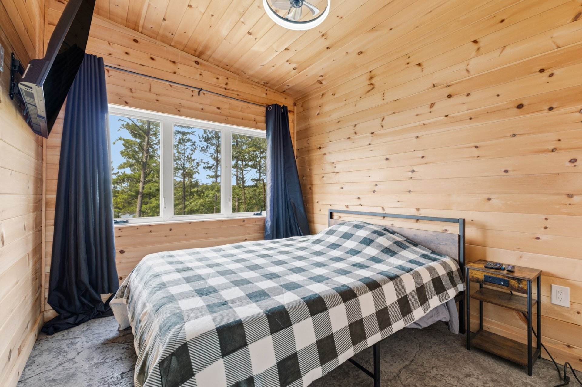 Guest suite in a detached accessory building