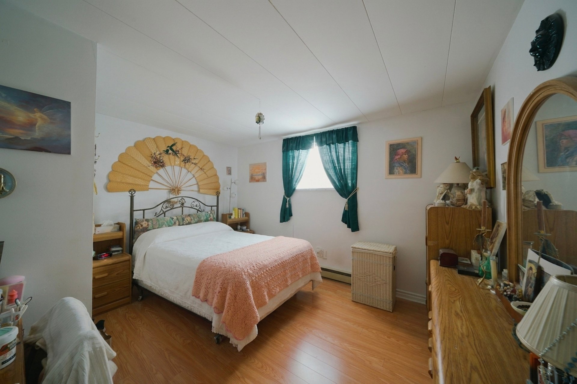 Master bedroom - Decluttered photo for visualization