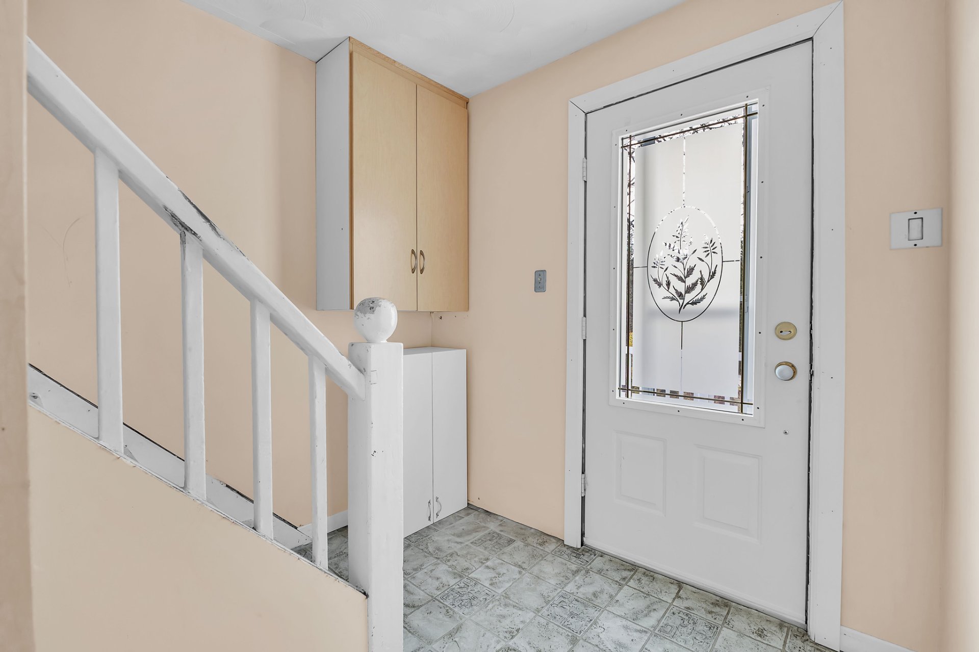 entrée principale et escaliers 2ème étage