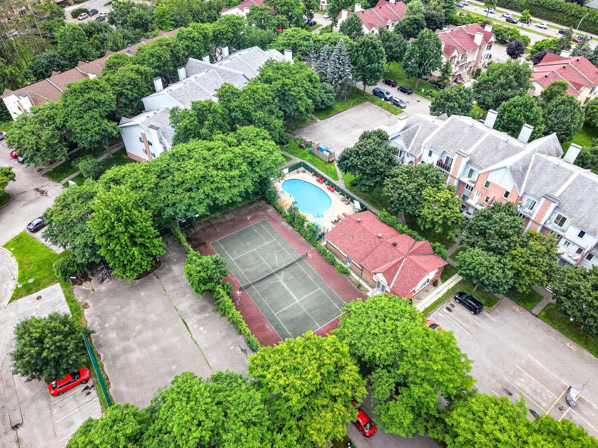 Terrain de tennis et salle communautaire