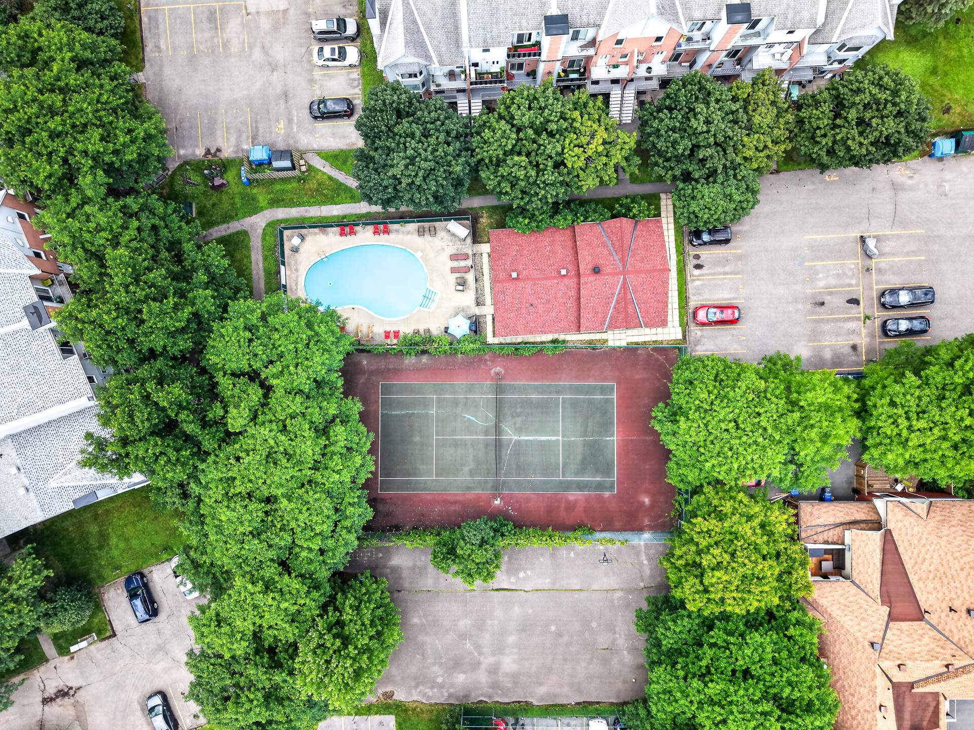 Terrain de tennis, piscine et salle communautaire