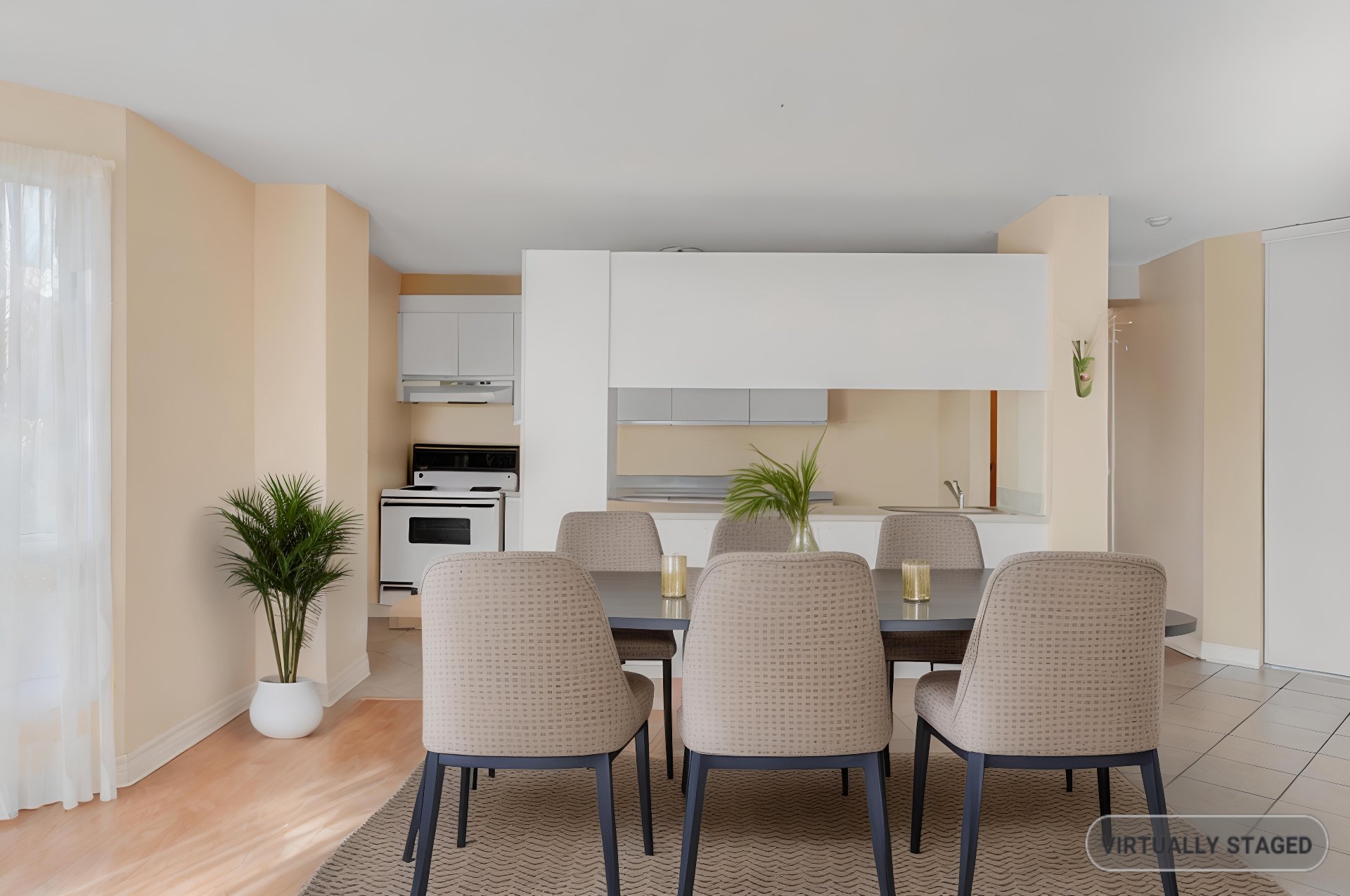 Dining room - This photo has been virtually staged.
