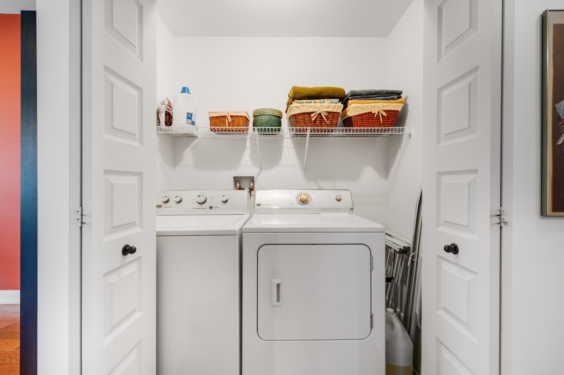 Laundry room - Hallway closet