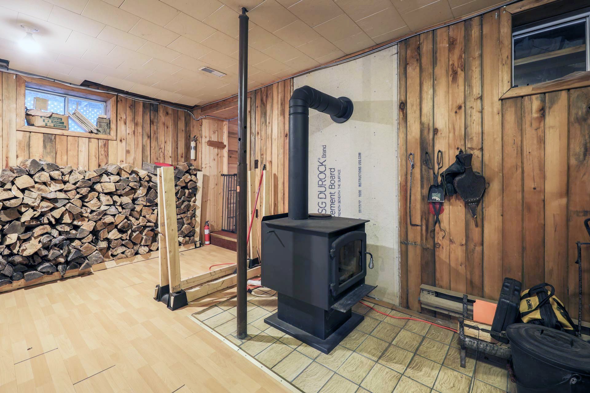 Salle familiale - ou atelier, poêle à bois