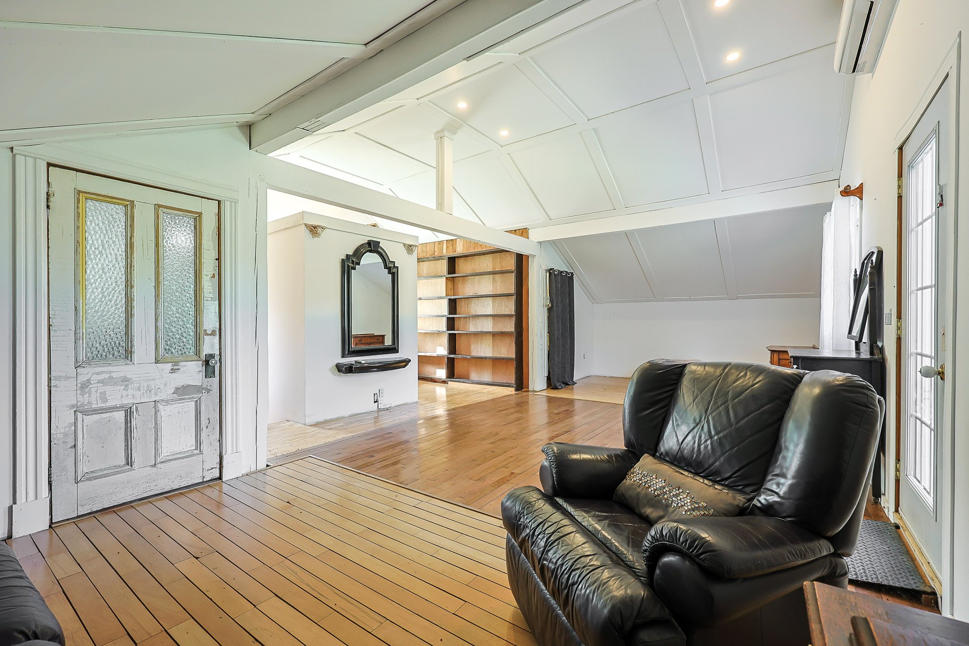 chambre avec salon, bureau et salle de bain