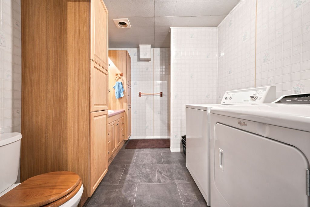 Bath/Laundry Room