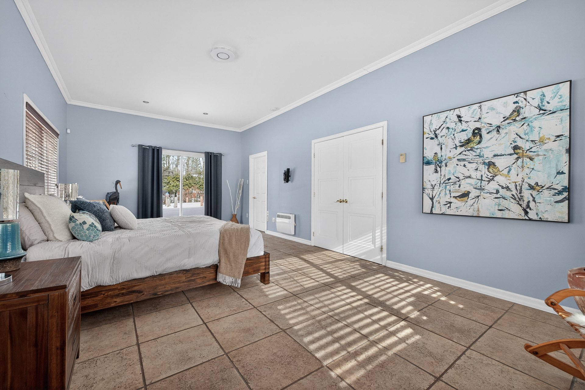 Chambre à coucher principale - Plancher chauffant plusieurs fenêtres, porte-patio