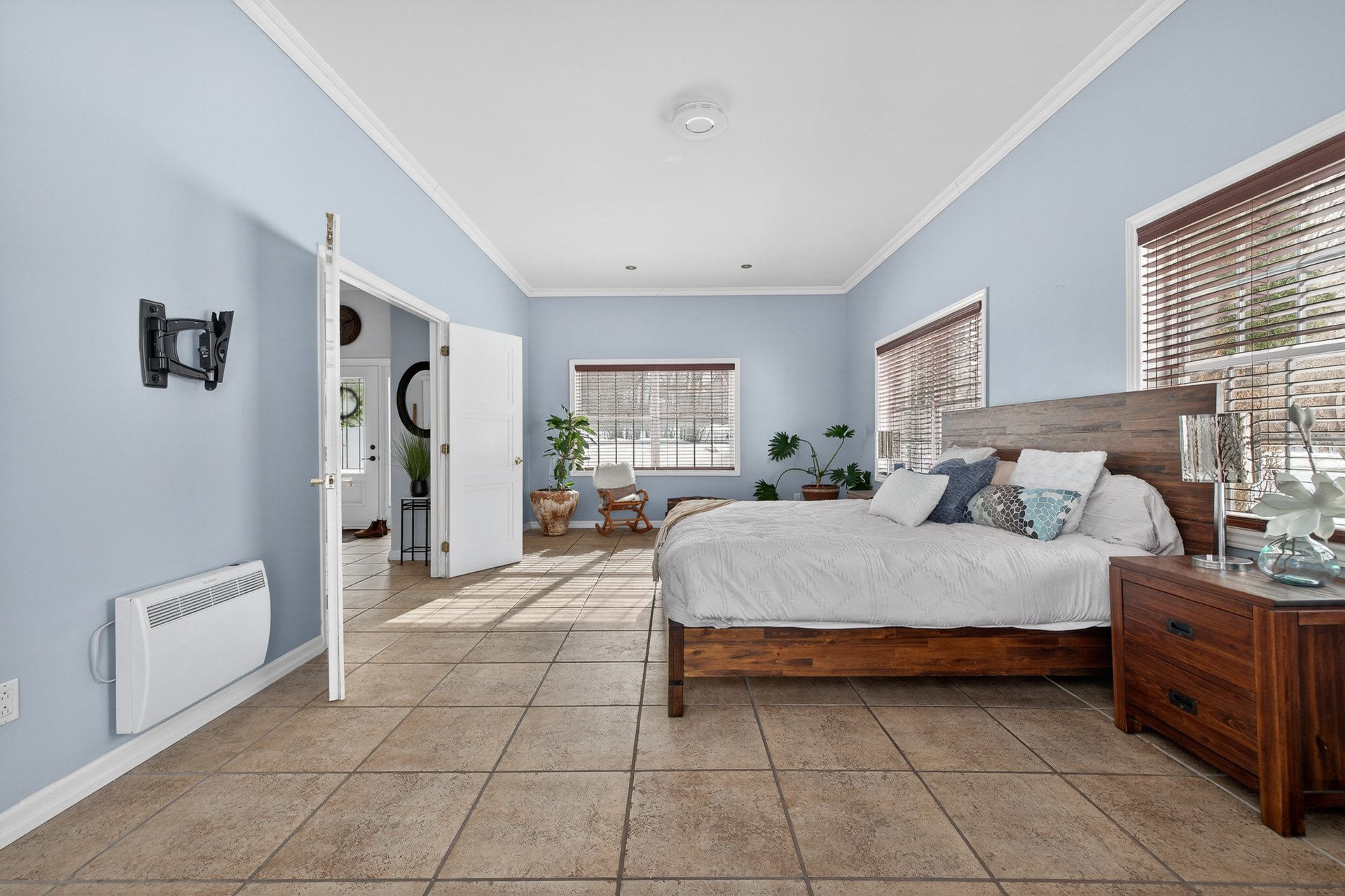 Chambre à coucher principale - Plancher chauffant plusieurs fenêtres, porte-patio