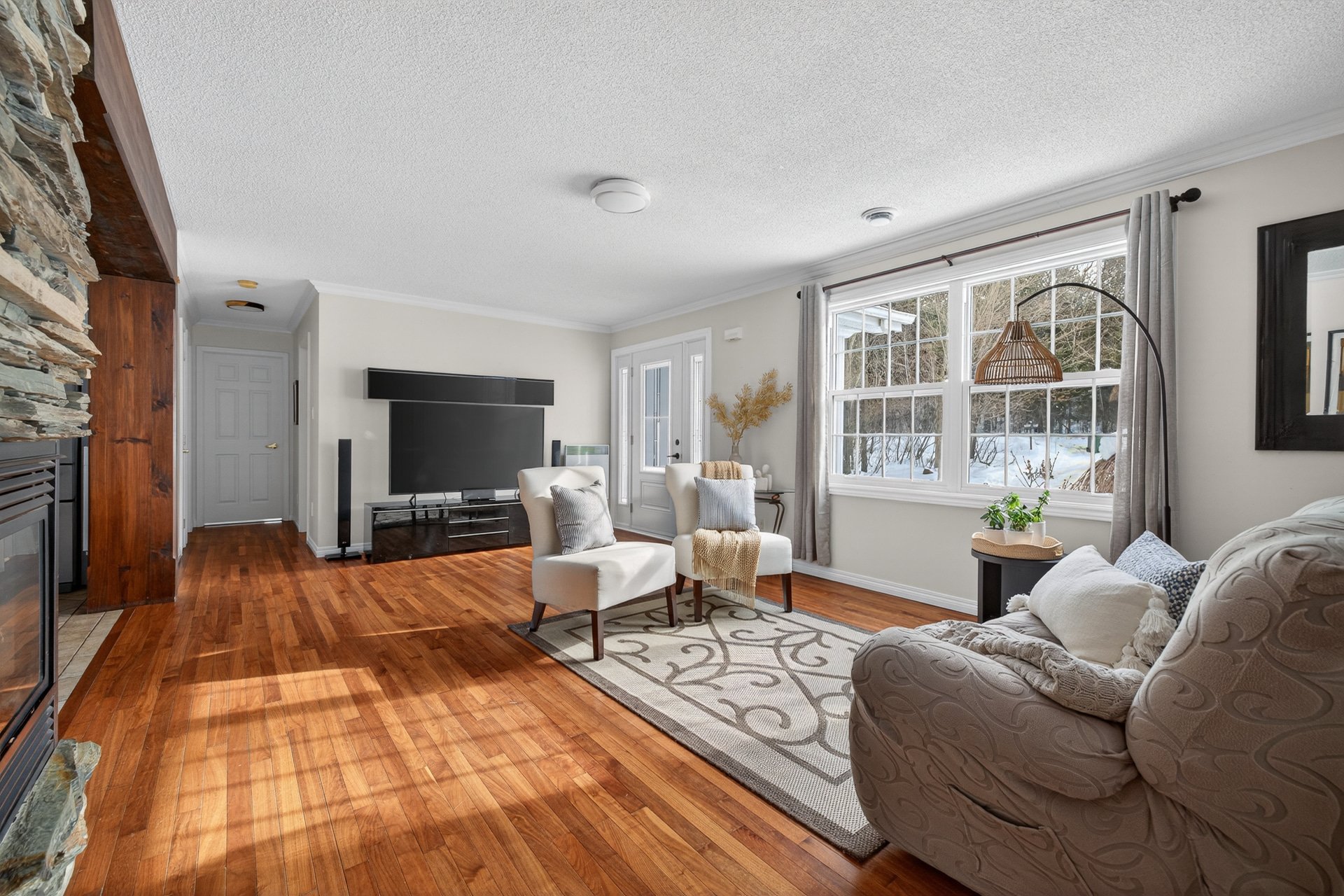 Salon - Bois franc, foyer 3 côtés