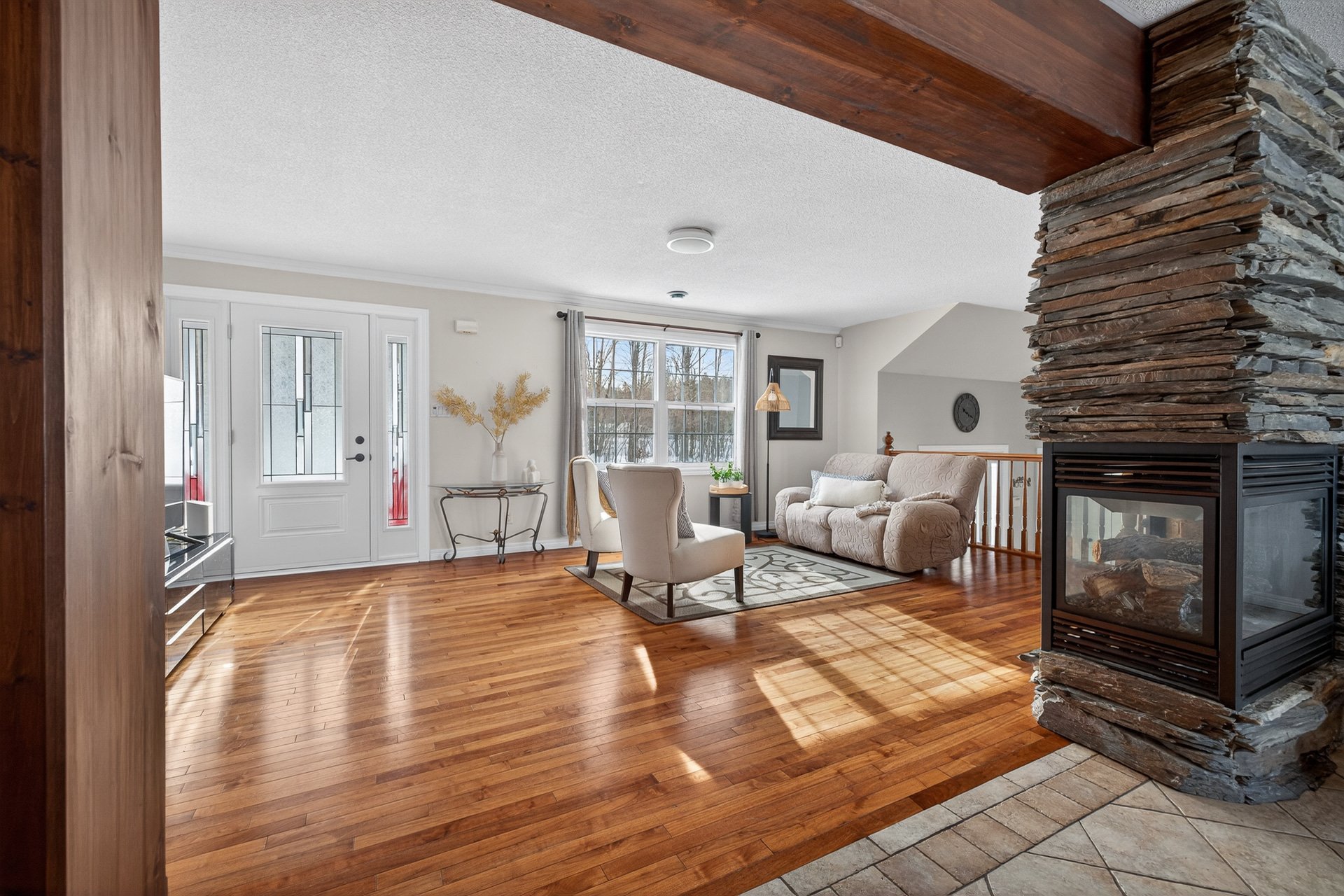 Salon - Bois franc, foyer 3 côtés