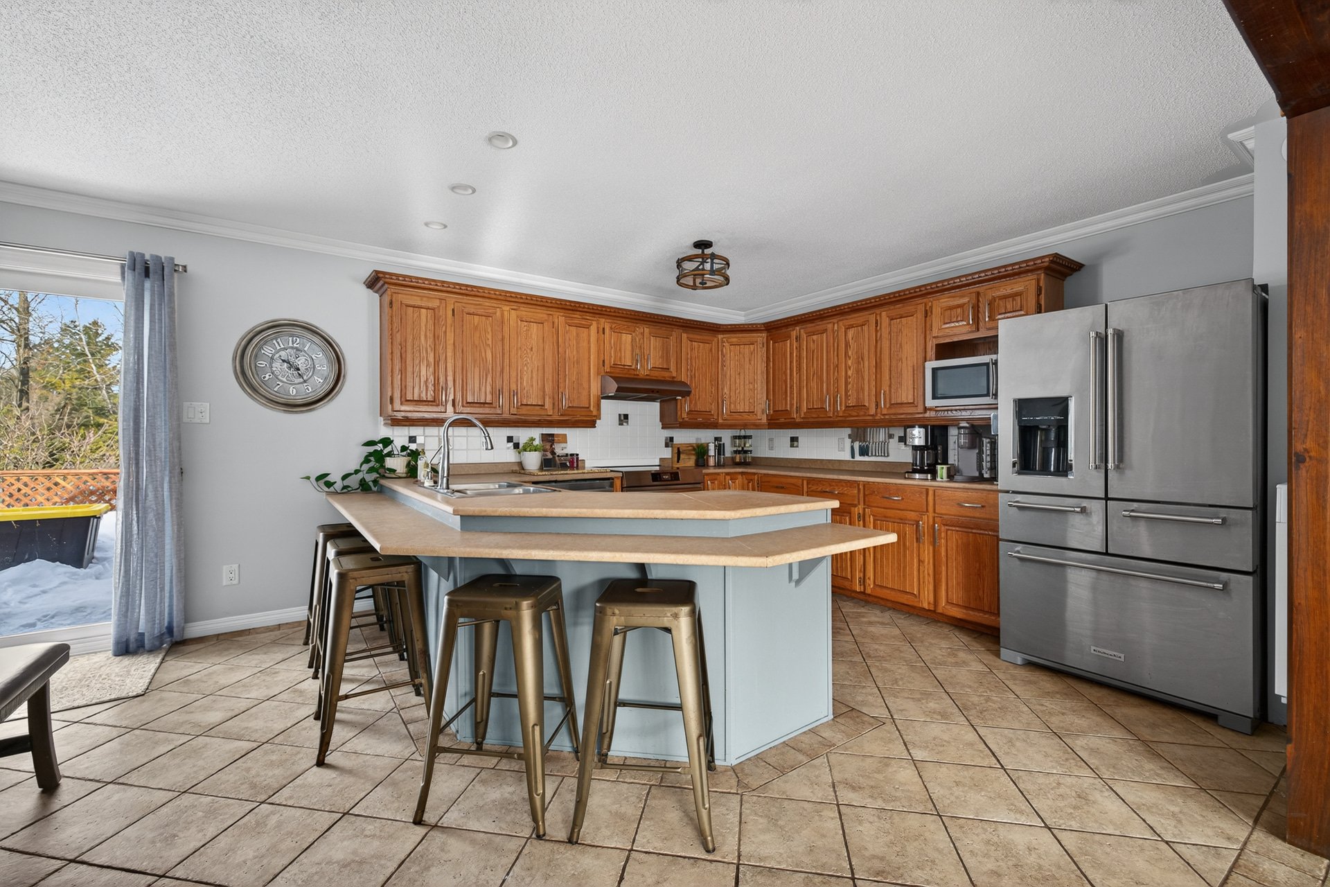 Cuisine - Armoires bois, plancher en céramique