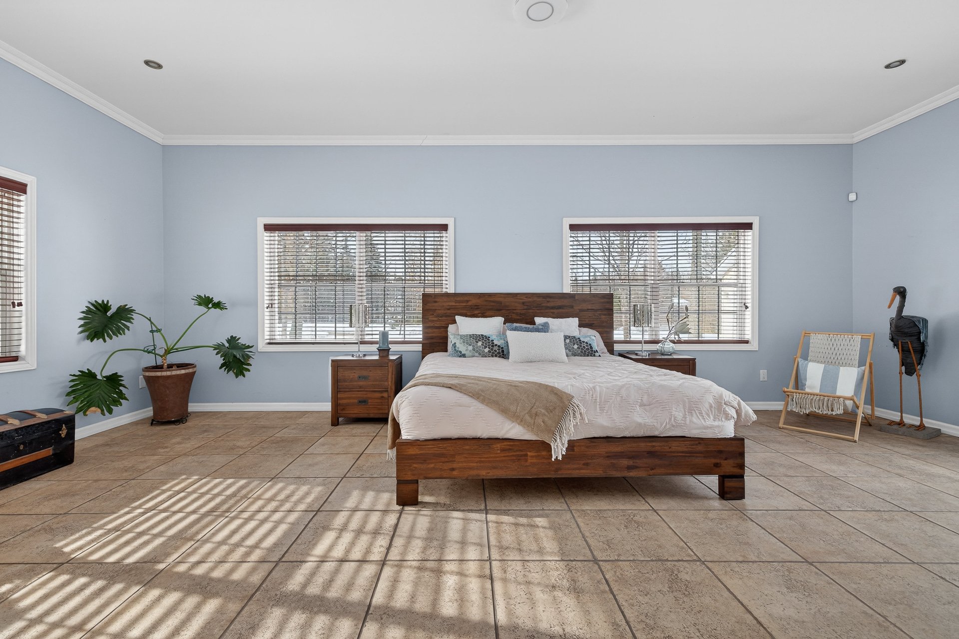 Chambre à coucher principale - Plancher chauffant plusieurs fenêtres, porte-patio